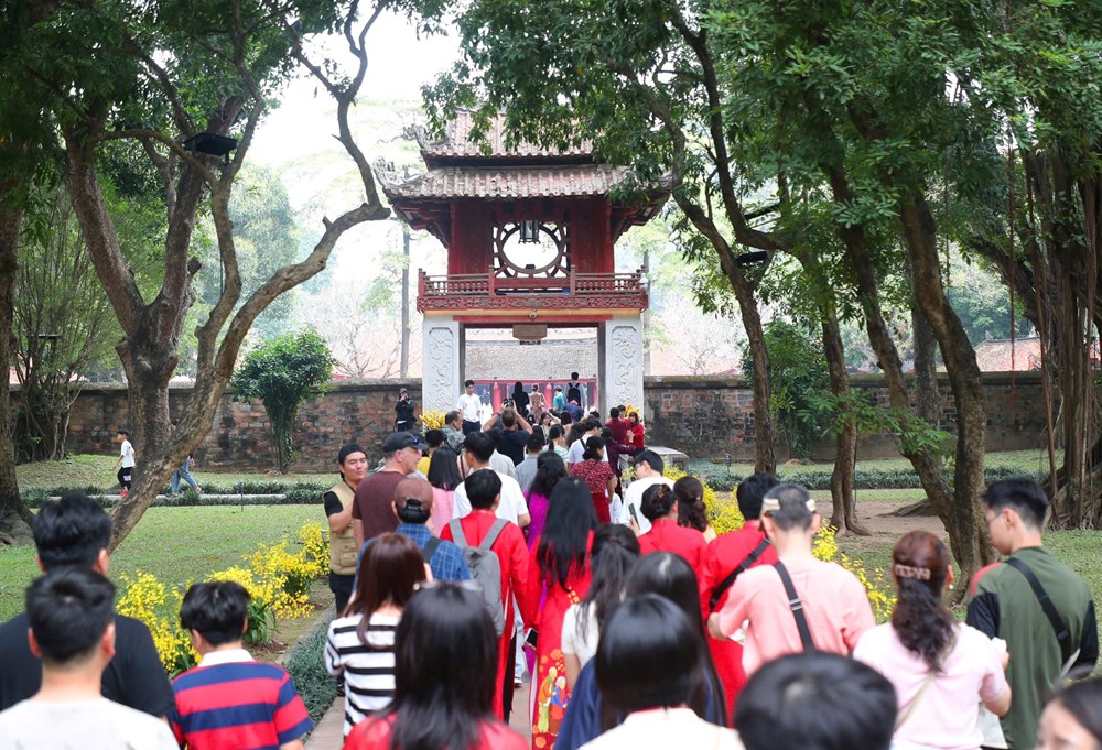 Văn Miếu – Quốc Tử Giám nhộn nhịp “xin chữ” ngày đầu Xuân mới - ảnh 1