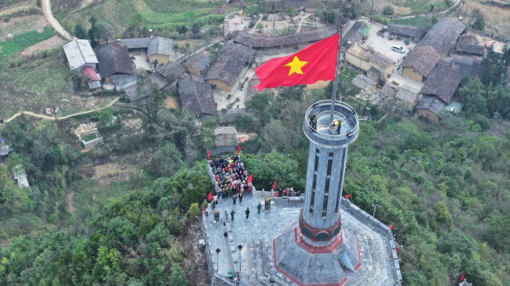 Đón đoàn khách quốc tế đầu tiên “xông đất” Lũng Cú nơi địa đầu Tổ quốc  - ảnh 2