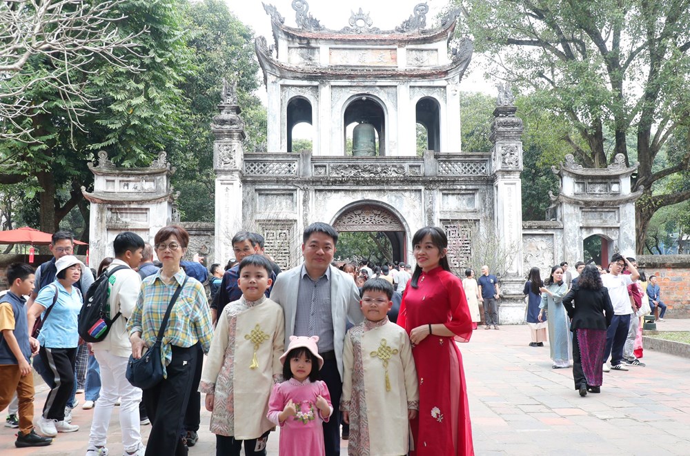 Văn Miếu – Quốc Tử Giám nhộn nhịp “xin chữ” ngày đầu Xuân mới - ảnh 2