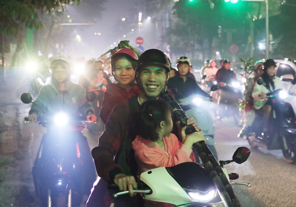 Người dân Hà Nội nô nức xem bắn pháo hoa đêm giao thừa - ảnh 8