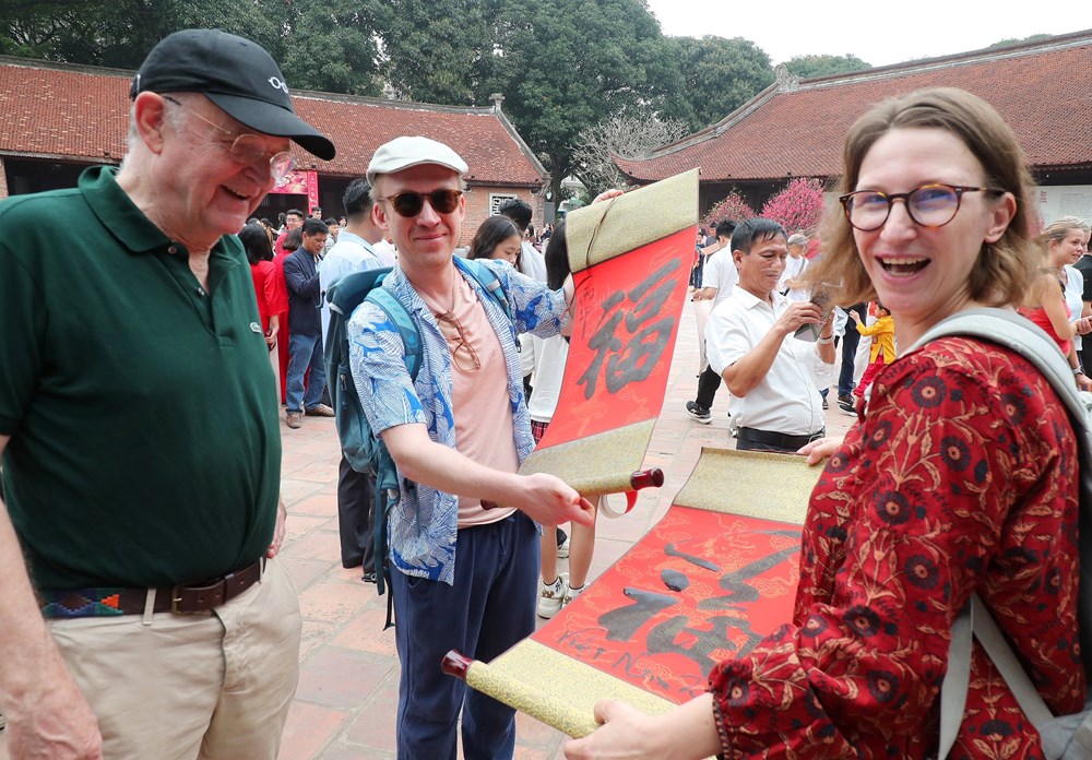 Văn Miếu – Quốc Tử Giám nhộn nhịp “xin chữ” ngày đầu Xuân mới - ảnh 8