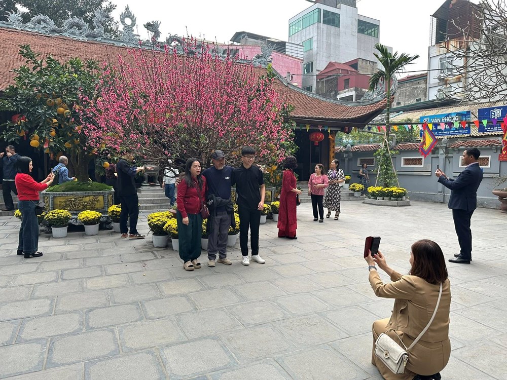 Đầu năm du Xuân cầu duyên ở ngôi chùa linh thiêng nhất Thủ đô - ảnh 6