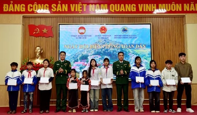 Ấm áp tình quân dân nơi biên giới Thu Lũm - ảnh 3