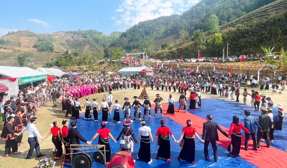 Bản Bo rộn ràng lễ hội xòe chiêng đầu xuân - ảnh 4