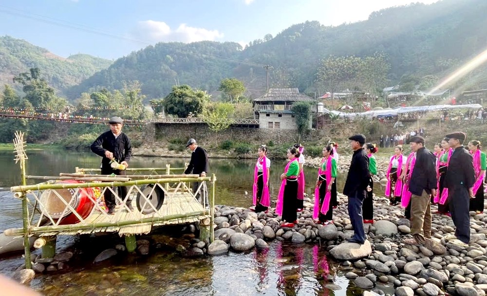 Bản Bo rộn ràng lễ hội xòe chiêng đầu xuân - ảnh 1