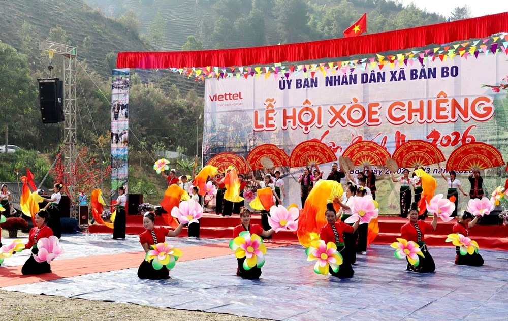 Bản Bo rộn ràng lễ hội xòe chiêng đầu xuân - ảnh 2
