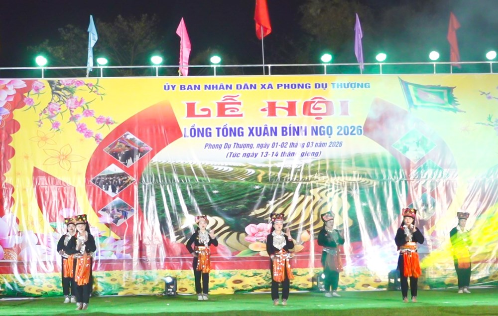Rộn ràng đêm hội Lồng tồng nơi vùng cao Phong Dụ Thượng - ảnh 2