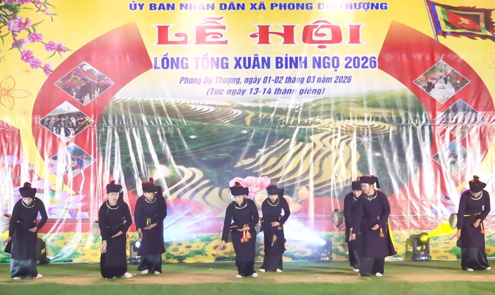 Rộn ràng đêm hội Lồng tồng nơi vùng cao Phong Dụ Thượng - ảnh 1