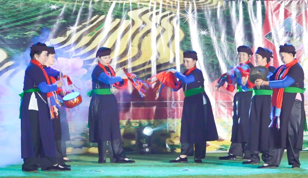 Rộn ràng đêm hội Lồng tồng nơi vùng cao Phong Dụ Thượng - ảnh 3