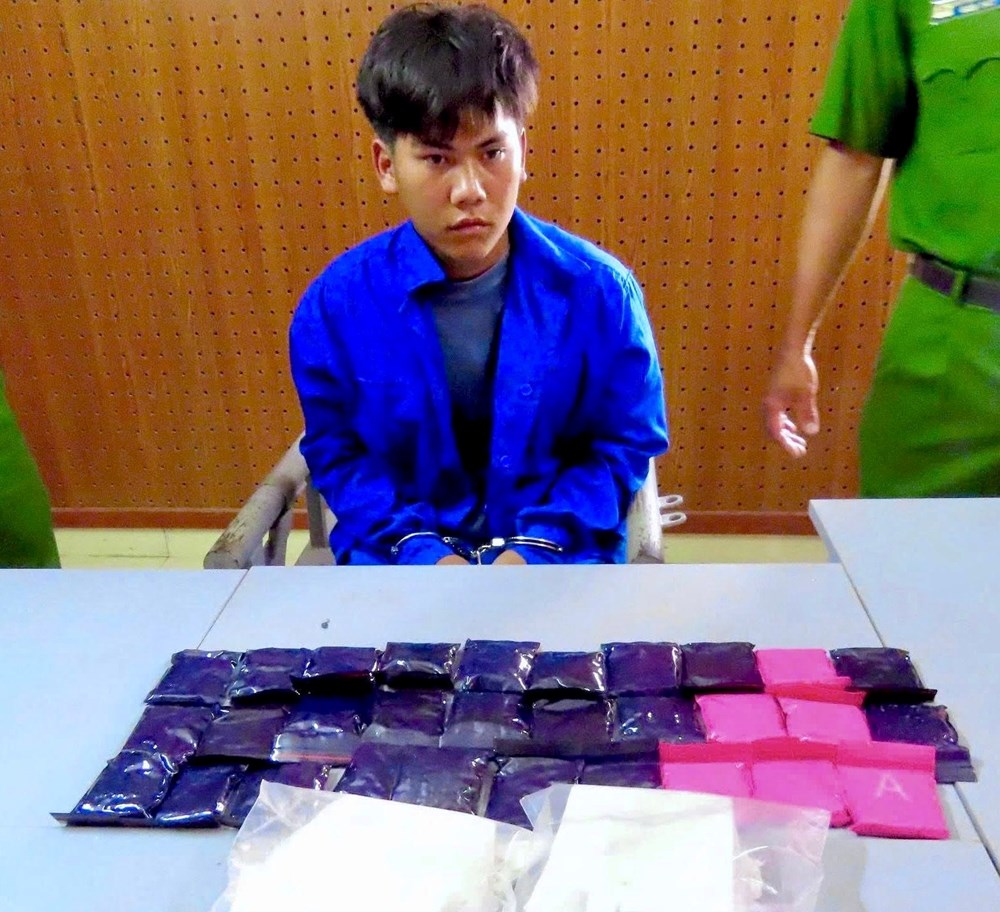 Bắt đối tượng vận chuyển trái phép 2 bánh heroin, 6.000 viên ma túy tổng hợp - ảnh 1