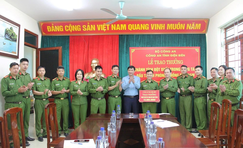Trao thưởng đột xuất vụ bắt giữ 2 bánh heroin, 6.000 viên ma túy tổng hợp - ảnh 1