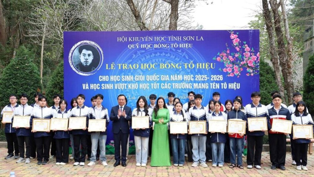 Trao học bổng Tô Hiệu cho học sinh giỏi quốc gia, vượt khó học tốt - ảnh 2
