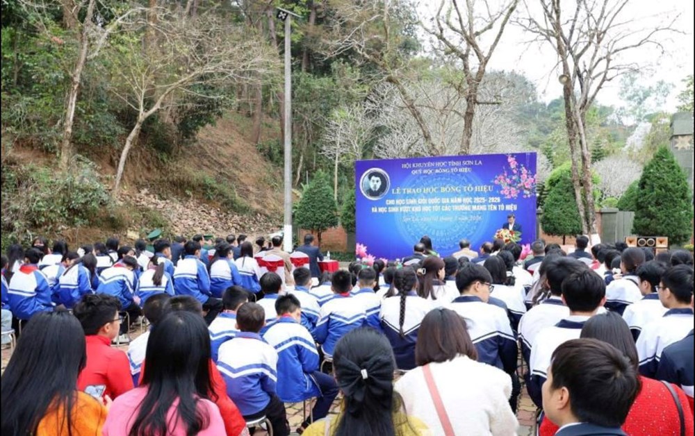 Trao học bổng Tô Hiệu cho học sinh giỏi quốc gia, vượt khó học tốt - ảnh 1