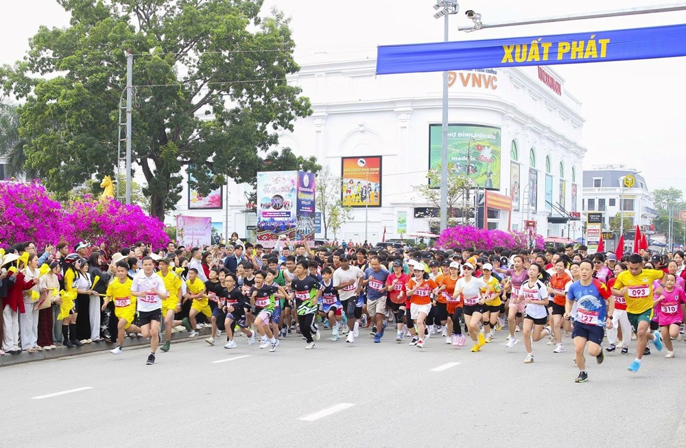 Hơn 700 VĐV tham gia đua xe đạp, chạy việt dã “Về miền hoa ban - Điện Biên Phủ” - ảnh 2