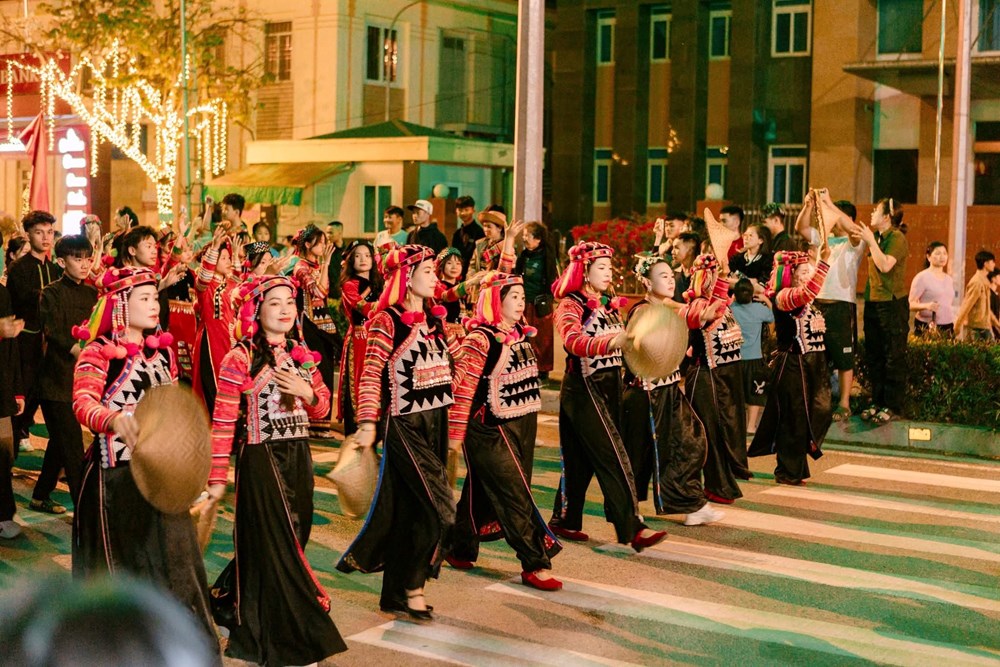 Gần 2.900 người tham gia Carnaval đường phố giữa mùa hoa ban rực rỡ - ảnh 4