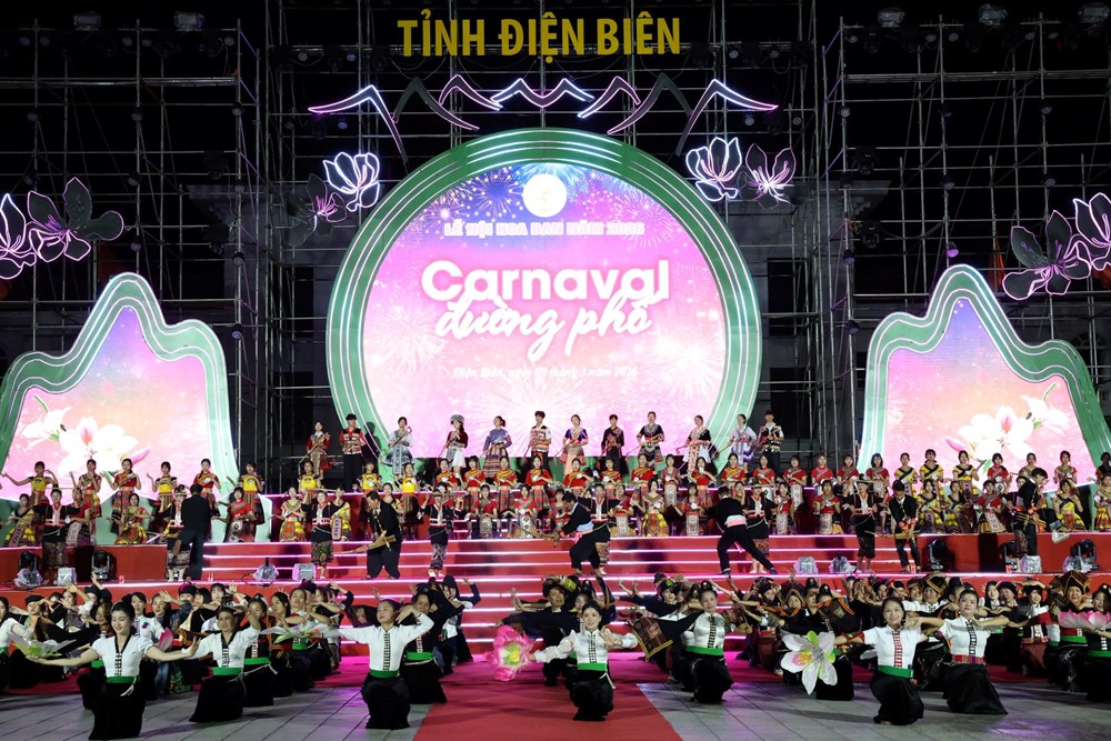 Gần 2.900 người tham gia Carnaval đường phố giữa mùa hoa ban rực rỡ - ảnh 1