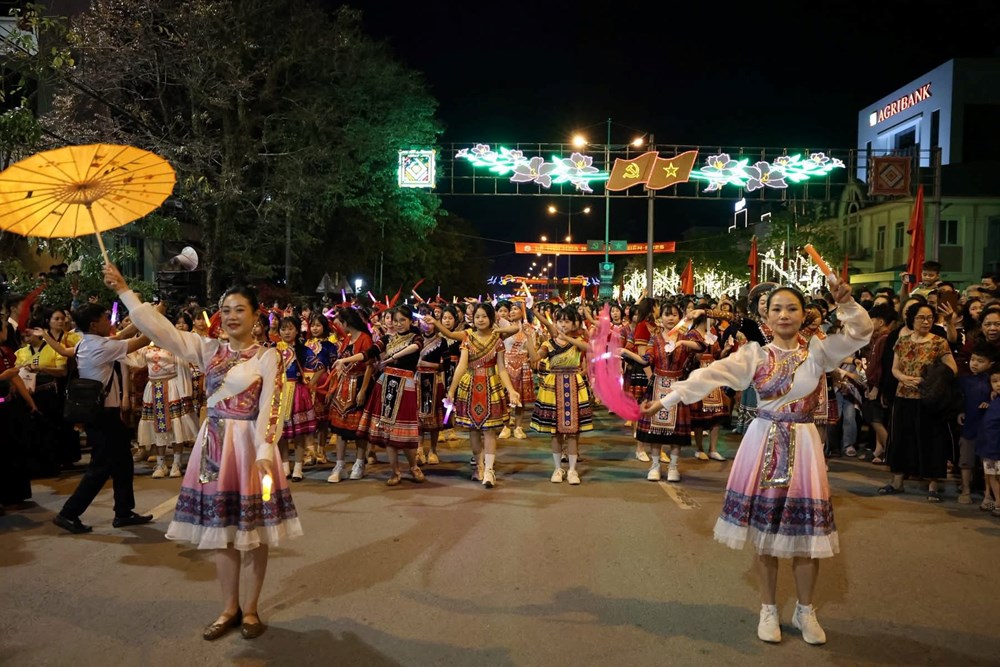 Gần 2.900 người tham gia Carnaval đường phố giữa mùa hoa ban rực rỡ - ảnh 5