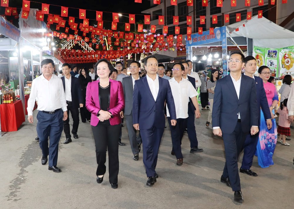 Phó Thủ tướng Phạm Thị Thanh Trà tham quan không gian quảng bá văn hóa, du lịch Điện Biên - ảnh 1