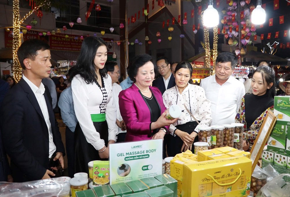 Phó Thủ tướng Phạm Thị Thanh Trà tham quan không gian quảng bá văn hóa, du lịch Điện Biên - ảnh 4