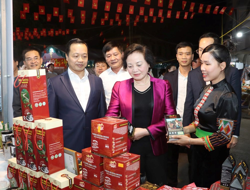 Phó Thủ tướng Phạm Thị Thanh Trà tham quan không gian quảng bá văn hóa, du lịch Điện Biên - ảnh 3