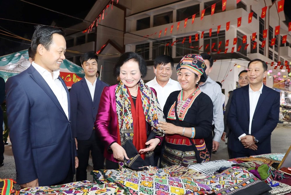 Phó Thủ tướng Phạm Thị Thanh Trà tham quan không gian quảng bá văn hóa, du lịch Điện Biên - ảnh 2