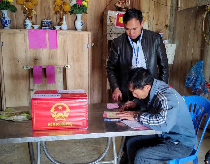 98,6% cử tri xã biên giới Na Sang đã hoàn thành bỏ phiếu  - ảnh 7