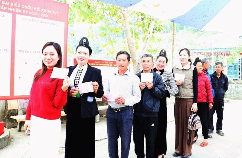 Nhiều địa phương tỉnh Điện Biên có tỉ lệ cử tri đi bầu đạt 100% - ảnh 2