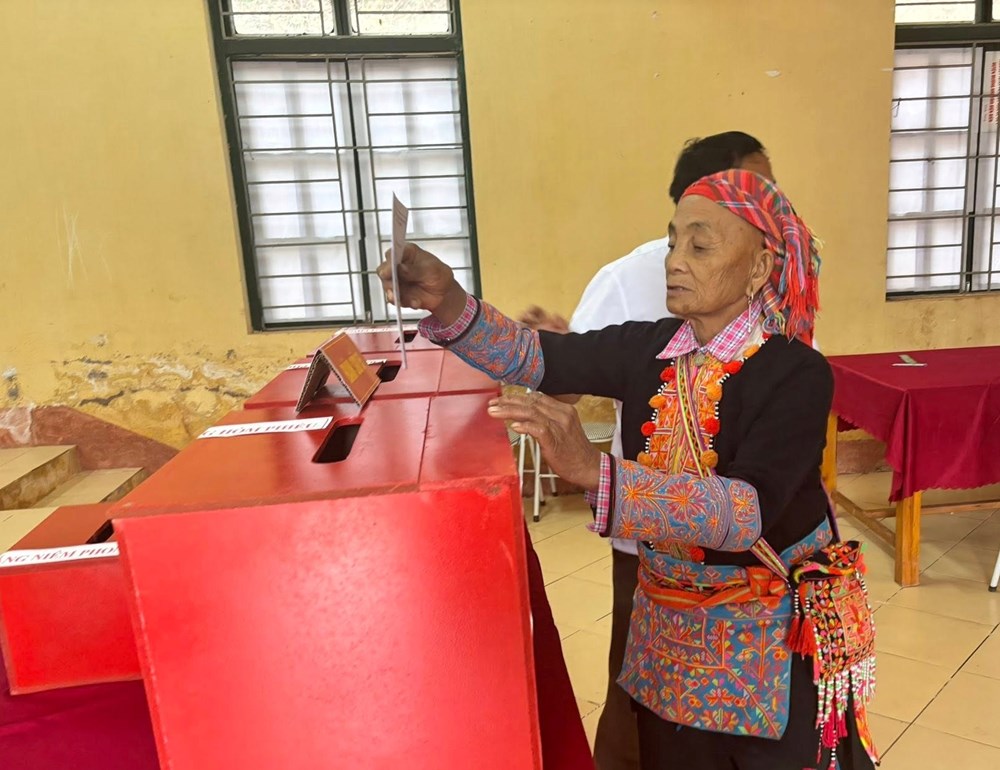 100% cử tri các dân tộc xã biên giới Nậm Kè hoàn thành bỏ phiếu - ảnh 5