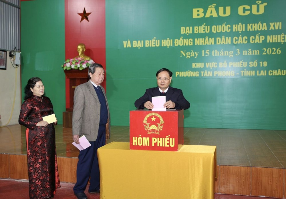 Hơn 300.000 cử tri các dân tộc Lai Châu nô nức đi bầu cử  - ảnh 1