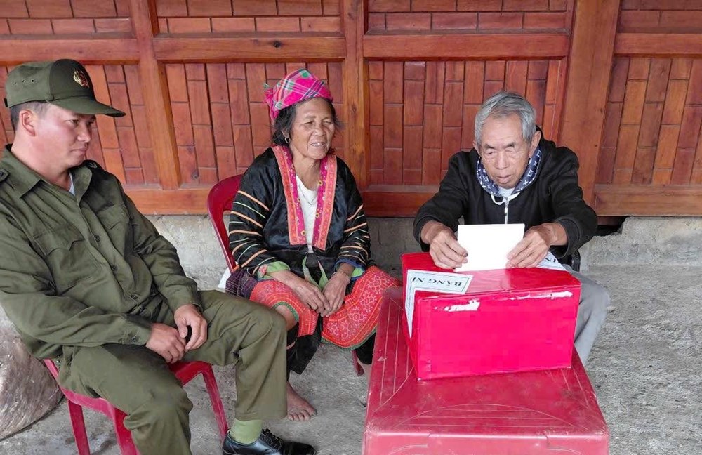 98,6% cử tri xã biên giới Na Sang đã hoàn thành bỏ phiếu  - ảnh 6