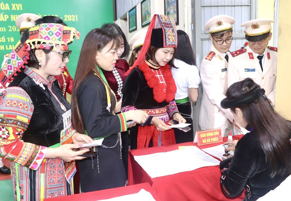 Hơn 300.000 cử tri các dân tộc Lai Châu nô nức đi bầu cử  - ảnh 2