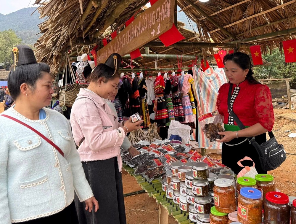 Về miền cổ tích Ngọc Chiến vui hội hoa sơn tra cùng đồng bào các dân tộc  - ảnh 6