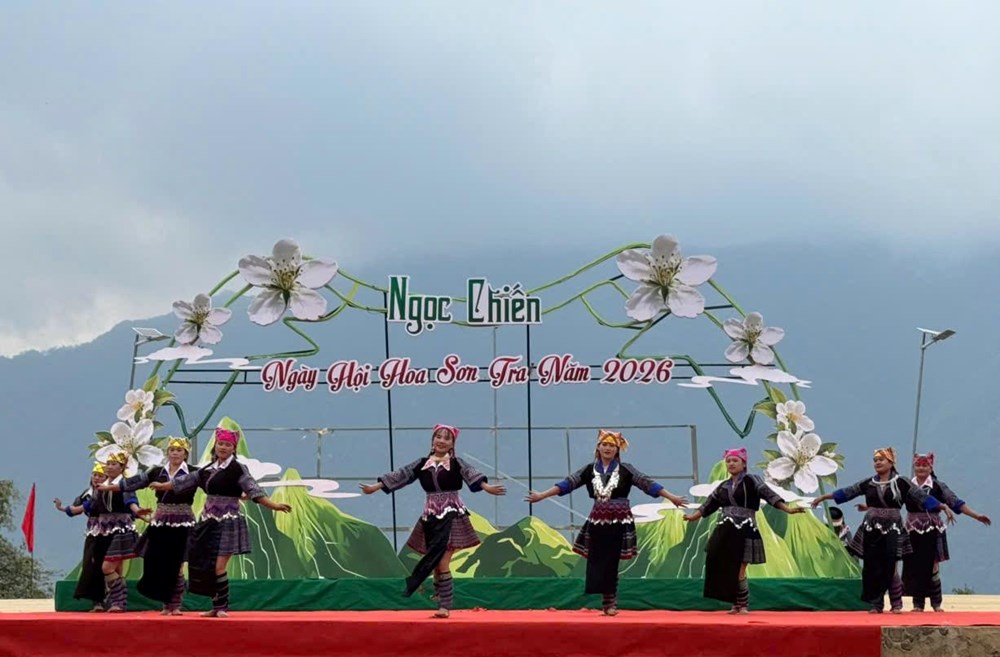 Về miền cổ tích Ngọc Chiến vui hội hoa sơn tra cùng đồng bào các dân tộc  - ảnh 2