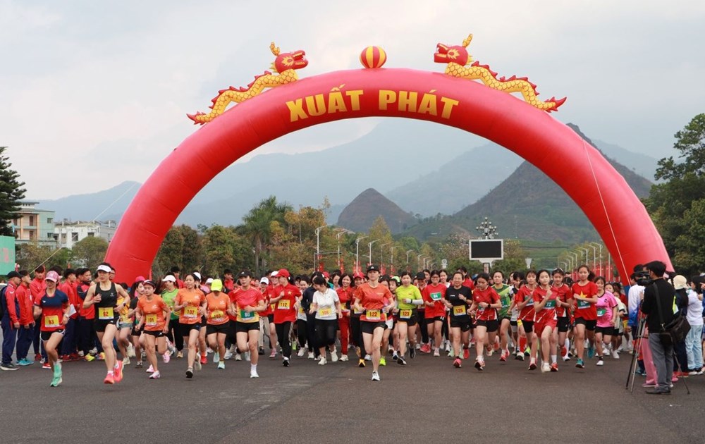 Ngày chạy Olympic vì sức khỏe toàn dân thu hút hơn 3.500 người tại Lai Châu - ảnh 1