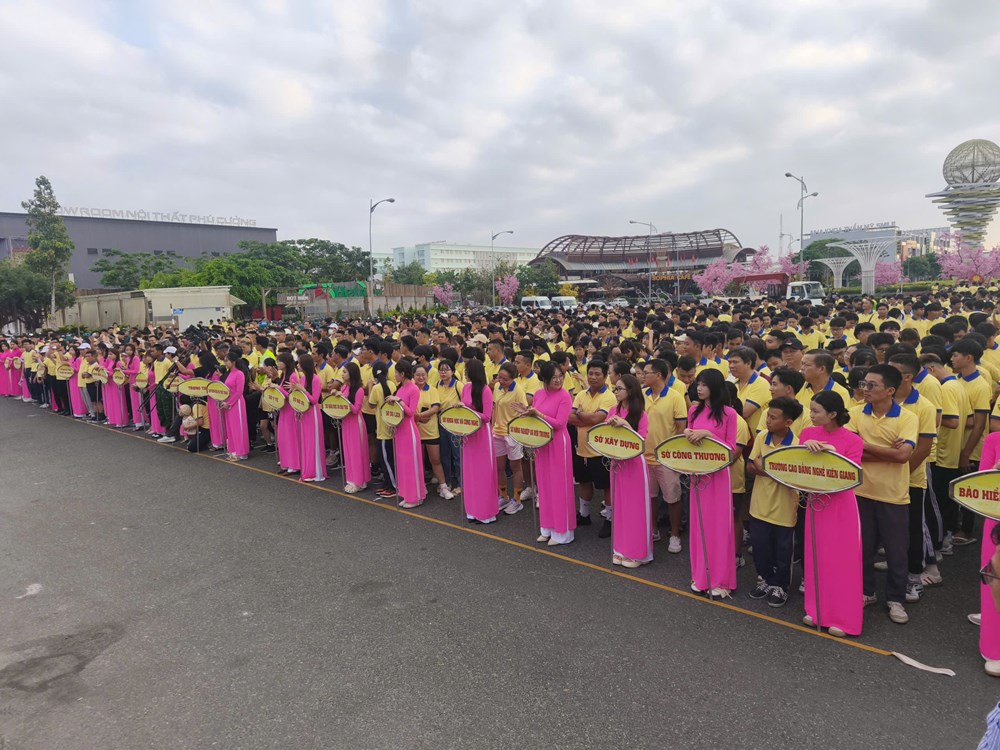 An Giang: Hơn 2.400 người tham gia Ngày chạy Olympic vì sức khỏe toàn dân - ảnh 1