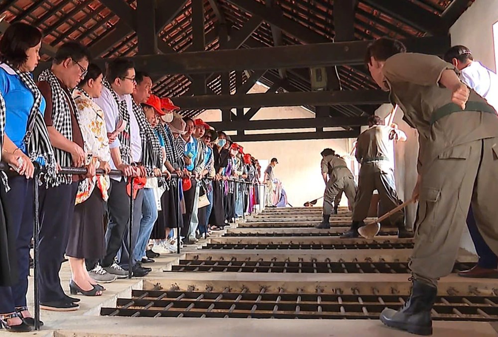 Phụ nữ An Giang tìm hiểu lịch sử tại Nhà tù Côn Đảo  - ảnh 1