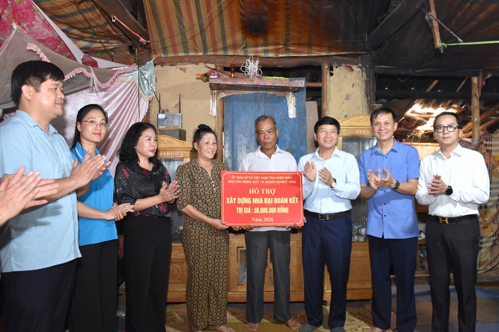 Hỗ trợ làm nhà Đại đoàn kết cho 2 hộ gia đình có hoàn cảnh khó khăn - ảnh 1