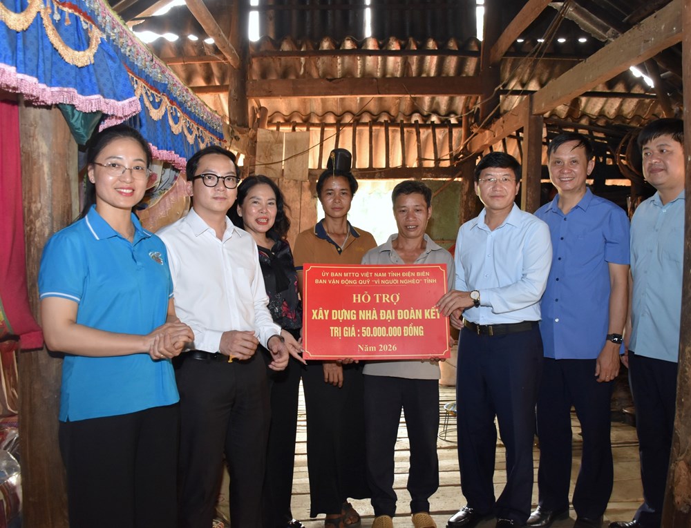 Hỗ trợ làm nhà Đại đoàn kết cho 2 hộ gia đình có hoàn cảnh khó khăn - ảnh 2