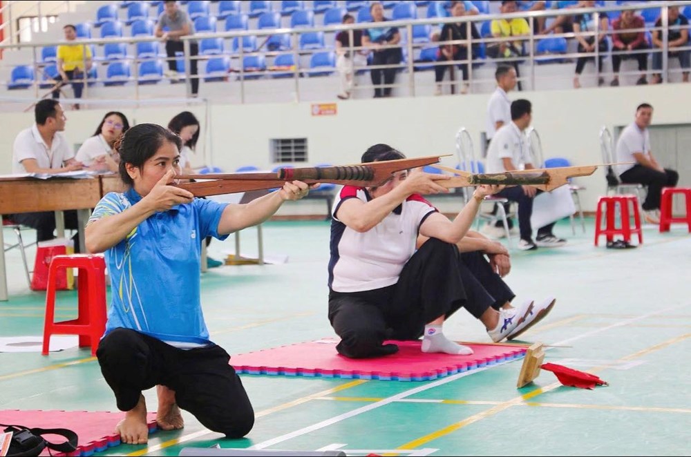 Hơn 400 VĐV tham gia Giải vô địch bắn nỏ, đẩy gậy, kéo co tỉnh Lào Cai 2026 - ảnh 4