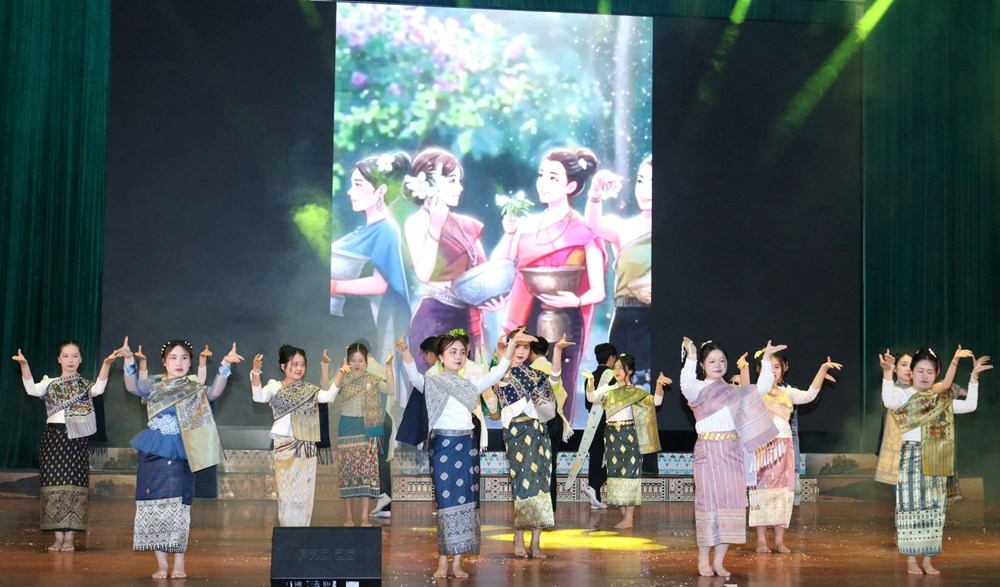 Gặp mặt gần 1.000 lưu học sinh Lào nhân dịp Tết cổ truyền Bunpimay - ảnh 4