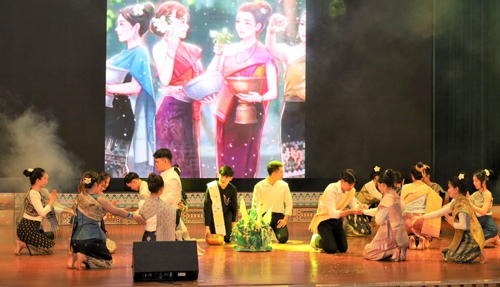 Gặp mặt gần 1.000 lưu học sinh Lào nhân dịp Tết cổ truyền Bunpimay - ảnh 5