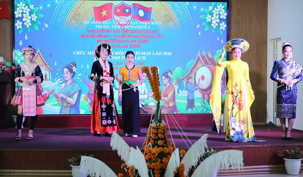 Lưu học sinh Lào tại Điện Biên vui Tết cổ truyền Bunpimay - ảnh 1