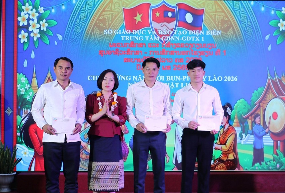 Lưu học sinh Lào tại Điện Biên vui Tết cổ truyền Bunpimay - ảnh 2