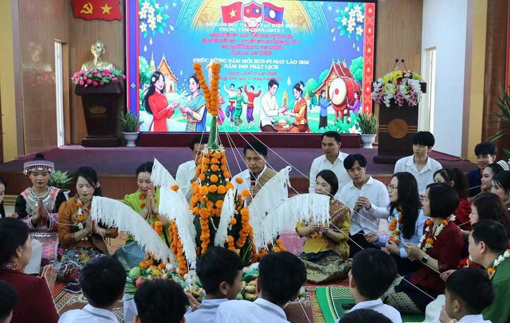 Lưu học sinh Lào tại Điện Biên vui Tết cổ truyền Bunpimay - ảnh 3