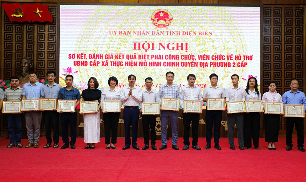 Khen thưởng 36 công chức, viên chức biệt phái về công tác tại cơ sở - ảnh 2
