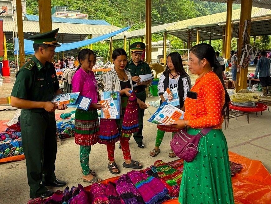 Tăng cường ngăn chặn, đẩy lùi tình trạng xuất, nhập cảnh trái phép - ảnh 1