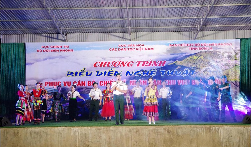 Biểu diễn nghệ thuật phục vụ cán bộ, chiến sĩ, nhân dân biên giới - ảnh 3