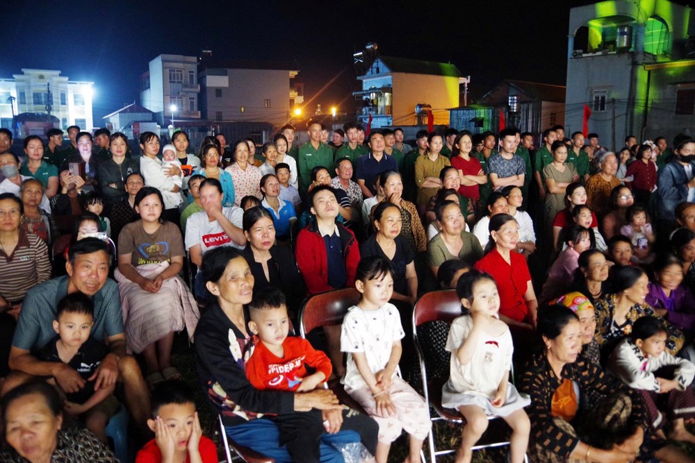 Biểu diễn nghệ thuật phục vụ cán bộ, chiến sĩ, nhân dân biên giới - ảnh 5