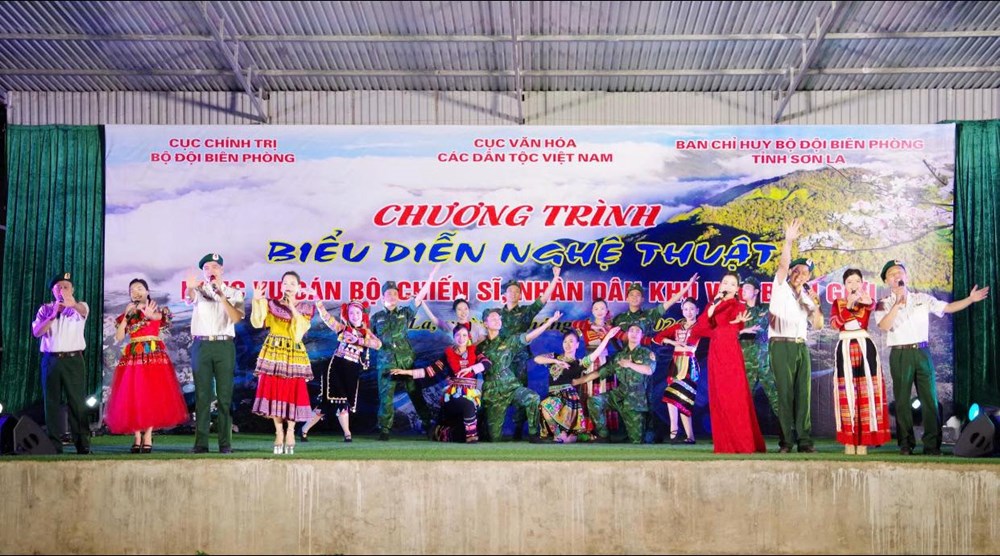 Biểu diễn nghệ thuật phục vụ cán bộ, chiến sĩ, nhân dân biên giới - ảnh 2