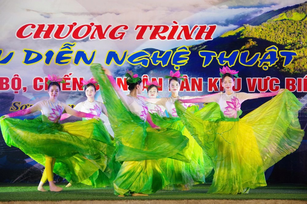 Biểu diễn nghệ thuật phục vụ cán bộ, chiến sĩ, nhân dân biên giới - ảnh 4